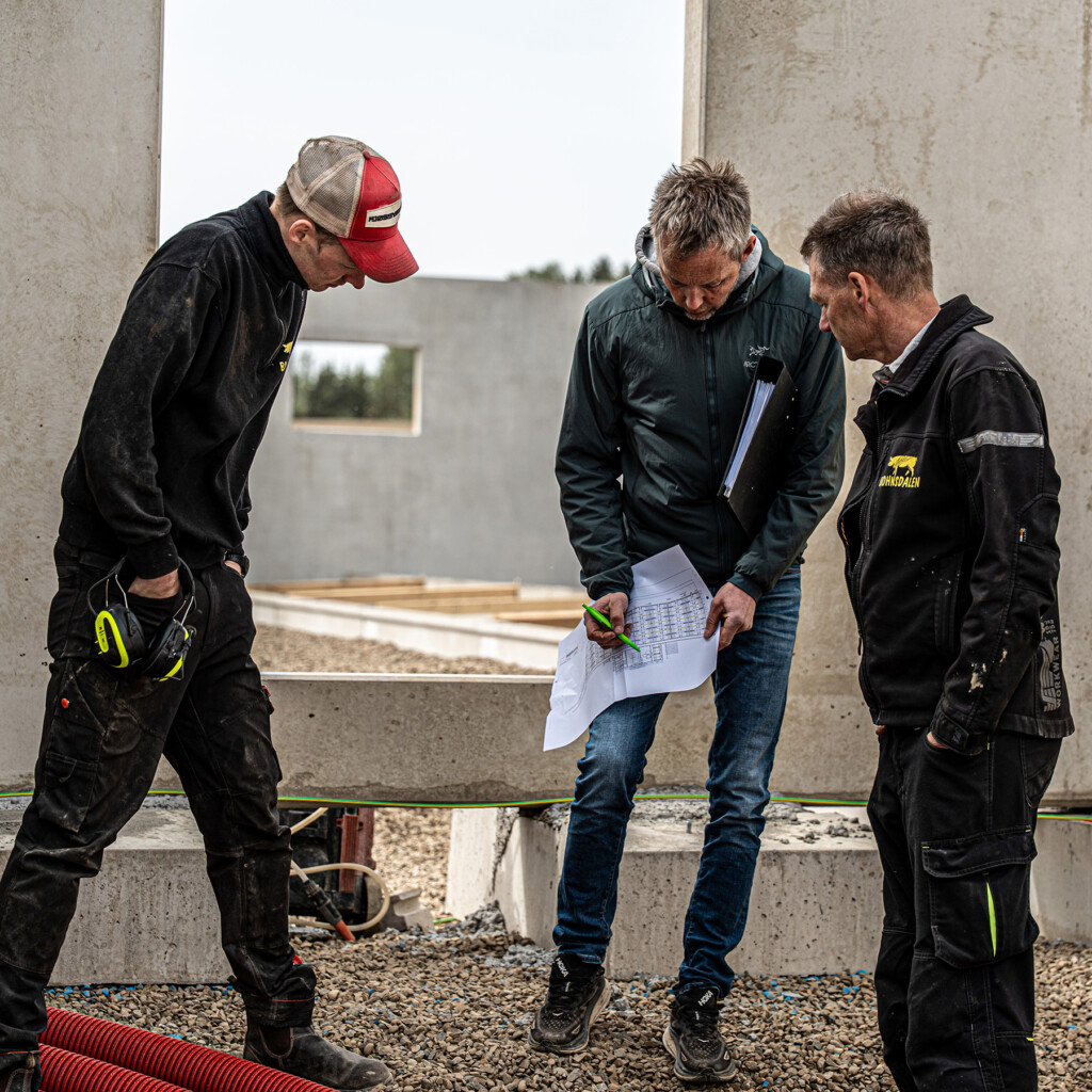 Byggemøte med Hans Trøstheim, Sindre og Harald Bøhnsdalen. Leirsund, 2025