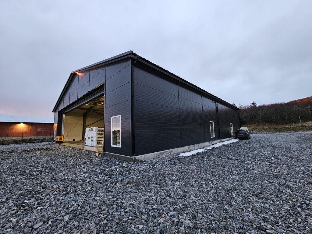 Flyhangar i Rørvik, Fjøssystemer Bygg