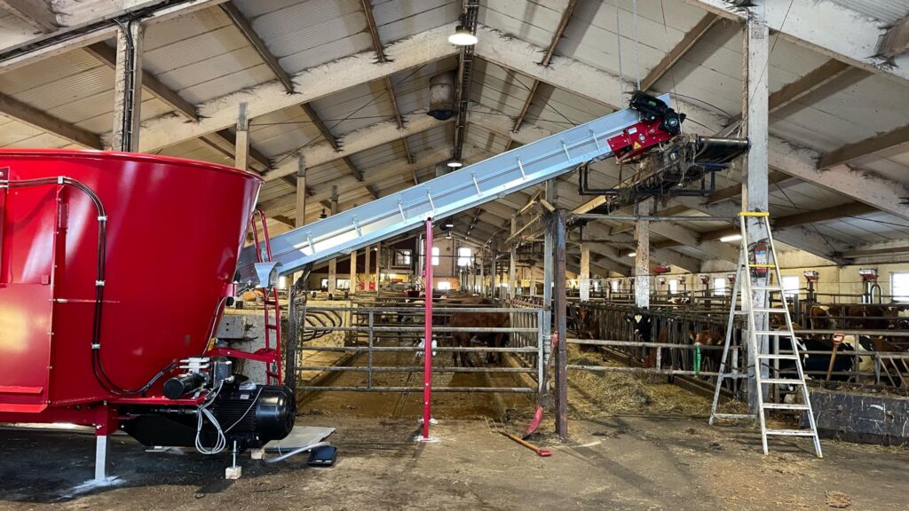 BvL fullfôrblander med Rollax elevator hos Fliflet Samdrift på Fåberg, februar 2025