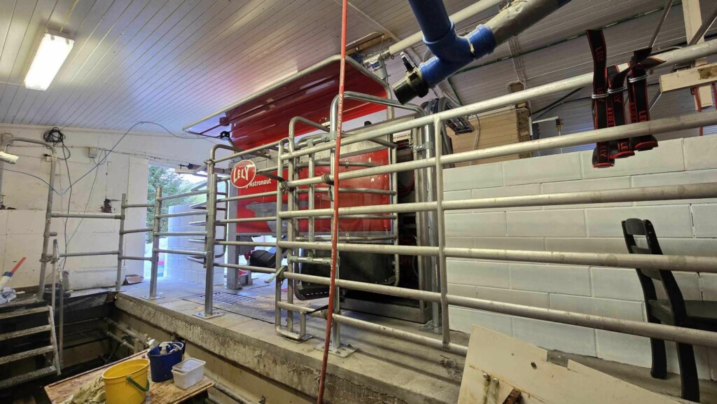 Installering av brukt Lely A4 hos Simen Bredesen og Hanna Kjærstad, mai 2025