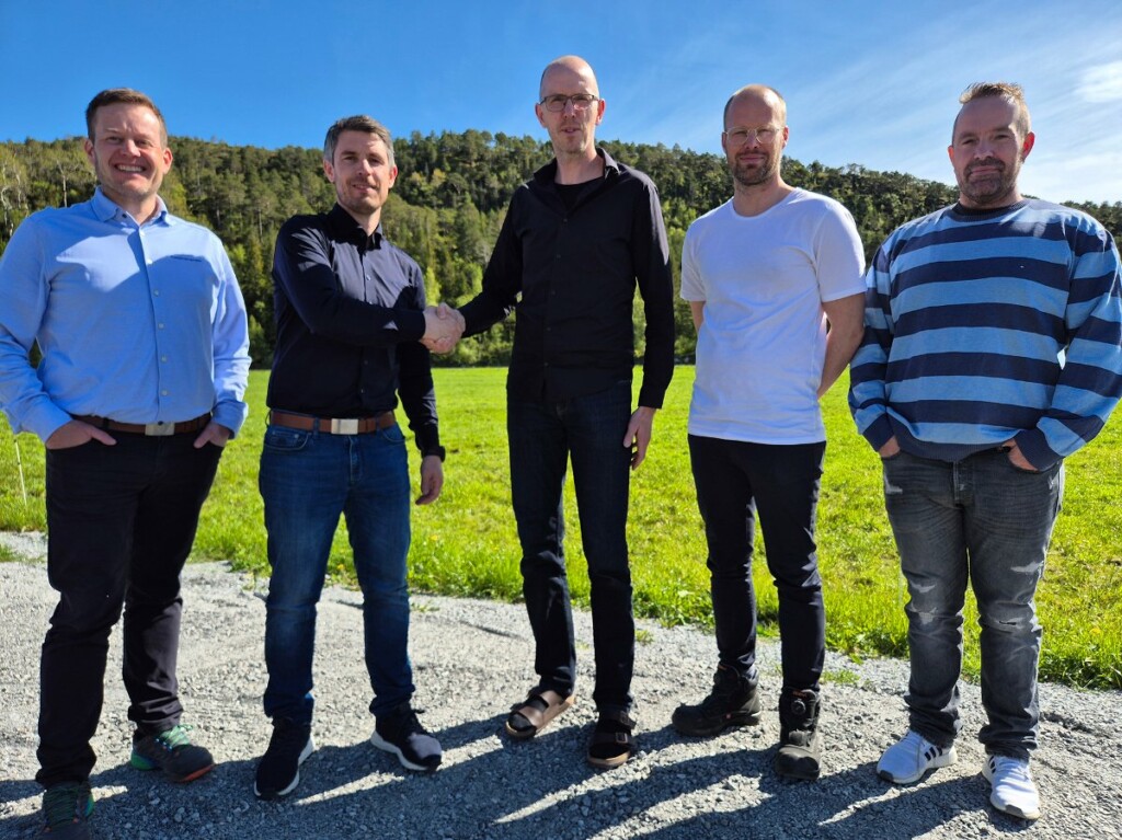 Bjørn Åge Fjeset (t.v.), selger og fagansvarlig svin i Fjøssystemer, Arnt Ulkestad, daglig leder Fjøssystemer Midt-Norge AS, Kjartan Åsebø, rektor/daglig leder Val skoler, Wilhelm Nessa, prosjektleder Val skoler og Espen Myhre, salgssjef Steinar Myhre AS