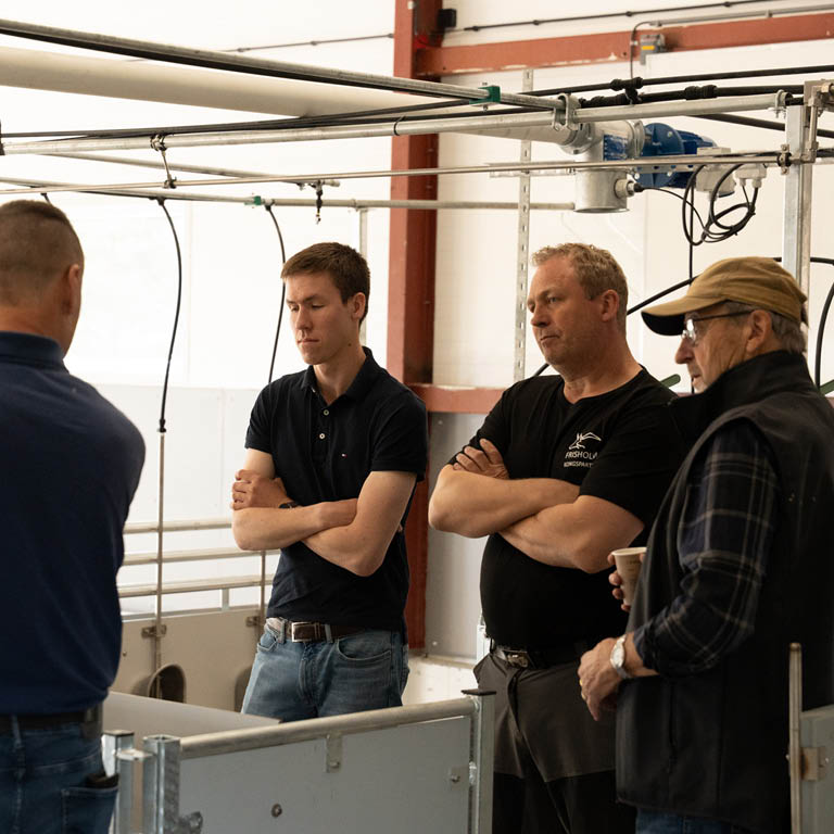 Ole Bjarne Enger i det nye slaktegrisfjøset til sin datter Oleane. Tangen, 2025