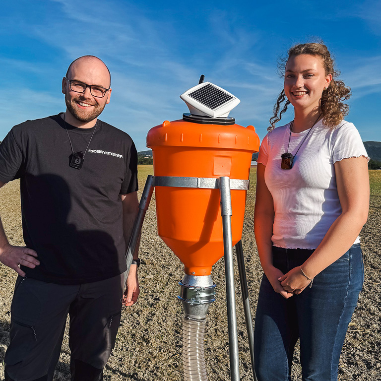 Kyllingbonde Ingeborg Brustad Moe og Ivar Martin Tiset Hårstad fra Fjøssystemer Midt-Norge med silomonitor