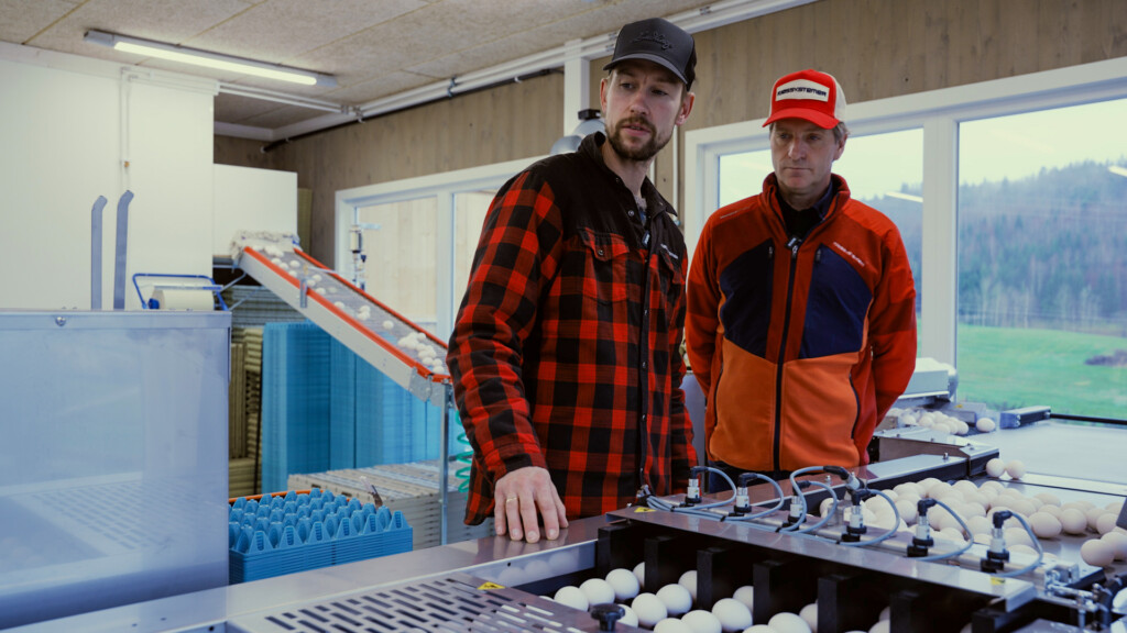 Sivert Johnsen og Kristian Hotvedt med Damtech Optipack 70 pakkemaskin. Fon, 2025